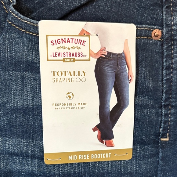 Levi's Women's Totally Shaping 10L Mid-Rise Bootcut Dark Indigo Jeans - Picture 4 of 11